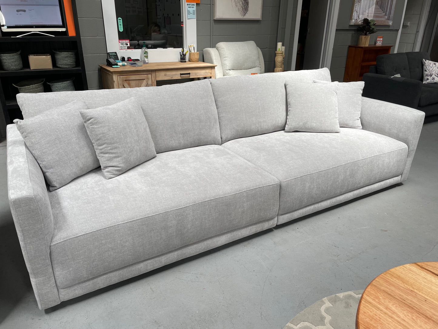 Toni Lounge
